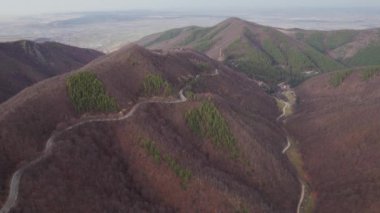 Paltinis-Sibiu, Romanya yakınlarındaki dolambaçlı yolun sonundaki hava manzarası. Güzel bir dağ yolunda giden arabalar