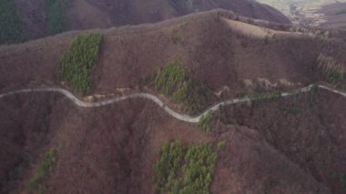 Paltinis-Sibiu, Romanya yakınlarındaki dolambaçlı yolun sonundaki hava manzarası. Güzel bir dağ yolunda giden arabalar