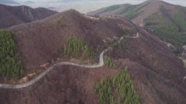 Paltinis-Sibiu, Romanya yakınlarındaki dolambaçlı yolun sonundaki hava manzarası. Güzel bir dağ yolunda giden arabalar