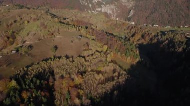 Transilvanya kırsalındaki sonbahar renklerinin havadan görünüşü. Romanya 'da orman ve dağ manzaralı kırsal manzaralı gün doğumu manzarası