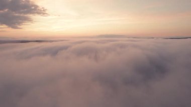 Bulutların üzerindeki hava manzarası, gün doğumunda