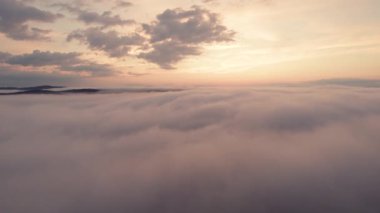 Bulutların üzerindeki hava manzarası, gün doğumunda