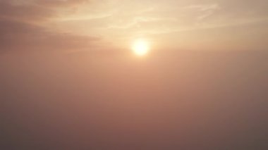 Bulutların üzerindeki hava manzarası, gün doğumunda