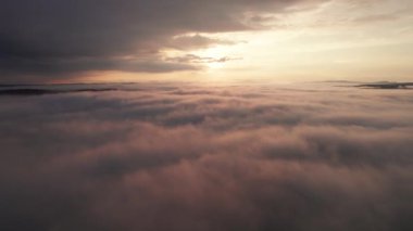 Bulutların üzerindeki hava manzarası, gün doğumunda