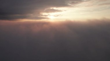Bulutların üzerindeki hava manzarası, gün doğumunda