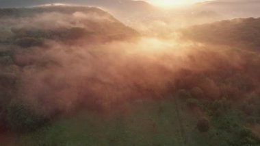 Romanya 'da Transilvanica yolu üzerinde sisli bir gün doğumu