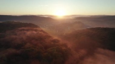 Romanya 'da Transilvanica yolu üzerinde sisli bir gün doğumu