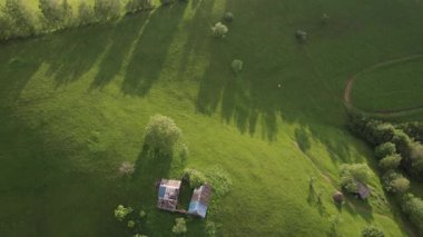 Transilvanya 'daki Karpatların eteğindeki yeşil tepelerin havadan görünüşü. Bran köyünün yaz manzarası