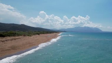 Yunanistan 'ın Ayiou Nikolaou kentinde ikonik turkuaz ve safir plajın hava aracı videosu. Paralia Ayiou Nikolaou. Güzel bir kumsal manzarası.