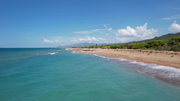 Ayiou Nikolaou 标志性蓝绿色和蓝宝石海滩的无人驾驶飞机视频 Paralia Ayiou Nikolaou 沙滩上美丽的风景 — 图库视频影像