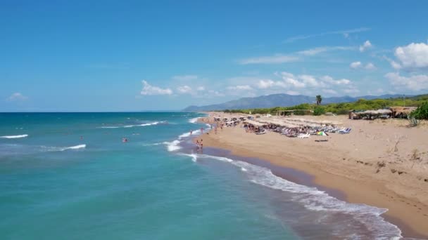Ayiou Nikolaou 标志性蓝绿色和蓝宝石海滩的无人驾驶飞机视频 Paralia Ayiou Nikolaou 沙滩上美丽的风景 — 图库视频影像