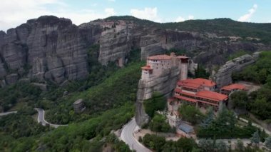 Dik kayalıkların tepesindeki antik manastırların havadan görünüşü. Metheora, Yunanistan. İnsanoğlunun muhteşem çalışmasının insansız hava aracı çekimi. Meteora tapınakları