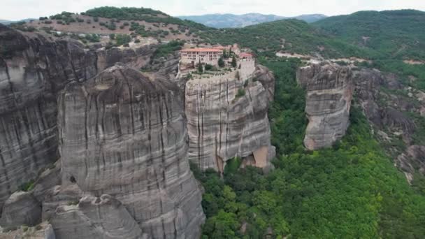 険しい崖の上に古代修道院の空中ビュー ギリシャのメテオラ 人間のような壮大な仕事のドローンショット 天平寺 — ストック動画