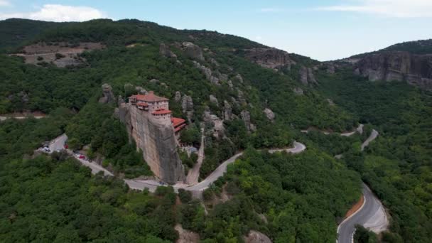 Вид Воздуха Древние Монастыри Вершине Крутых Скал Метеора Греция Снимок — стоковое видео