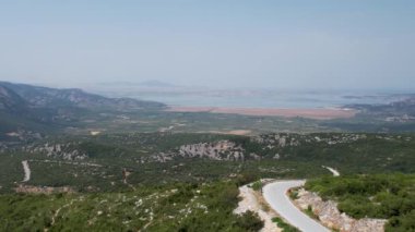 Yunanistan 'daki Karla Gölü' nün dağlarla çevrili havadan görünüşü. İHA 'lar yoldan geçerken ateş etti.