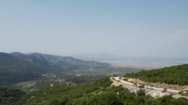 Yunanistan 'daki Karla Gölü' nün dağlarla çevrili havadan görünüşü. İHA 'lar yoldan geçerken ateş etti.