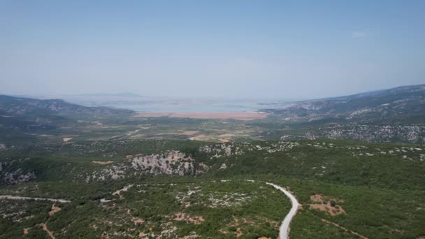 Vista Aérea Del Lago Karla Grecia Rodeada Montañas Drone Disparó — Vídeos de Stock