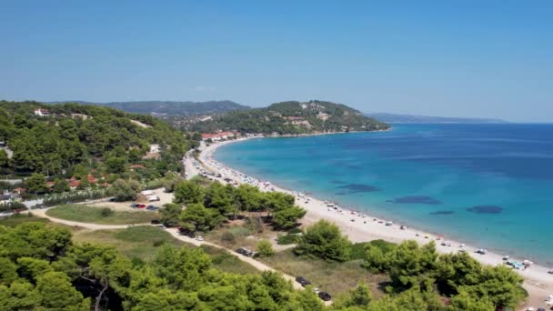 希腊哈尔基迪基波西迪海角标志性蓝绿色和蓝宝石湾以及海滩的无人驾驶飞机视频 美丽的沙滩风景 — 图库视频影像