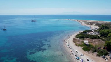 Yunanistan 'ın Halkidiki kentindeki Possidi Burnu' nun ikonik turkuaz ve safir hangarının hava aracı videosu. Tekneli kumlu sahil manzarası çok güzel..