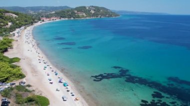 Yunanistan 'ın Halkidiki kentindeki Possidi Burnu' nun ikonik turkuaz ve safir hangarının hava aracı videosu. Tekneli kumlu sahil manzarası çok güzel..