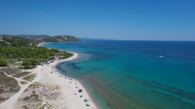Yunanistan 'ın Halkidiki kentindeki Possidi Burnu' nun ikonik turkuaz ve safir hangarının hava aracı videosu. Tekneli kumlu sahil manzarası çok güzel..