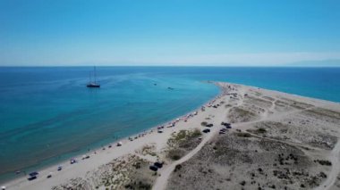 Yunanistan 'ın Halkidiki kentindeki Possidi Burnu' nun ikonik turkuaz ve safir hangarının hava aracı videosu. Tekneli kumlu sahil manzarası çok güzel..