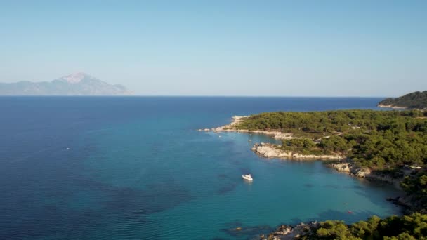 在希腊Sithonia的标志性蓝绿色和蓝宝石天堂海滩的空中无人机视频 可以看到Atos山的风景 环绕着高岩的沙滩上美丽的风景 — 图库视频影像