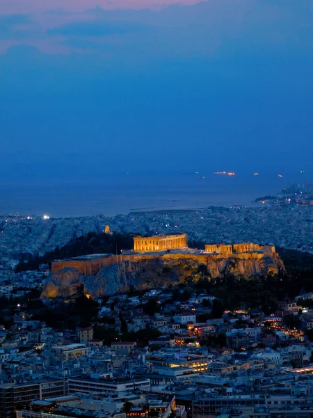 Akropolis 'teki Parthenon tapınağı, mavi saatte aydınlatılmış bir yaz gecesinde Atina, Yunanistan' da çekildi.