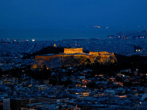 Akropolis 'teki Parthenon tapınağı, mavi saatte aydınlatılmış bir yaz gecesinde Atina, Yunanistan' da çekildi.