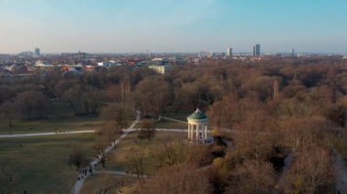 Englischer Garten 'daki güzel Monopteros tapınağının hava görüntüsü. Münih. Almanya