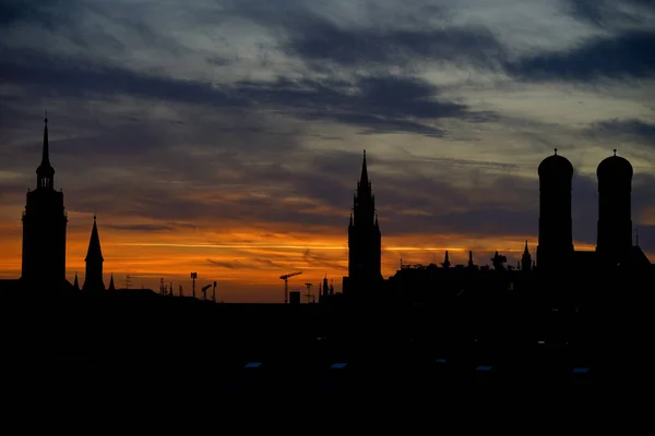 Güzel Münih Skyline, gün batımında gökyüzü alevler içinde, Bavyera, Almanya, Avrupa