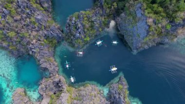 4K İHA videosu Twin Lagoon üzerinde güzel uçurumlar, Coron, Palawan Filipinleri ile uçuyor.