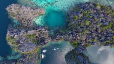 4K İHA videosu Twin Lagoon üzerinde güzel uçurumlar, Coron, Palawan Filipinleri ile uçuyor.