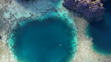 4K İHA videosu Twin Lagoon üzerinde güzel uçurumlar, Coron, Palawan Filipinleri ile uçuyor.