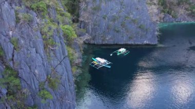 4K İHA videosu Twin Lagoon üzerinde güzel uçurumlar, Coron, Palawan Filipinleri ile uçuyor.