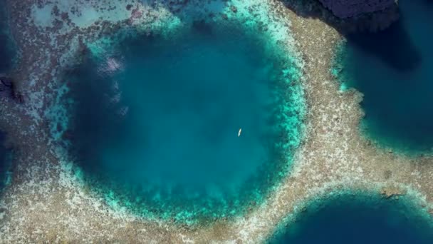 Drone Βίντεο Που Πετούν Πάνω Από Twin Lagoon Όμορφα Βράχια — Αρχείο Βίντεο