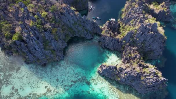 Video Drone Terbang Atas Twin Lagoon Dengan Tebing Yang Indah — Stok Video