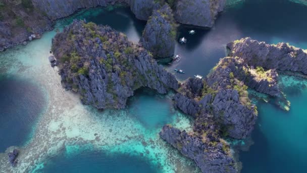Drone Vídeo Voando Sobre Twin Lagoon Com Belas Falésias Coron — Vídeo de Stock