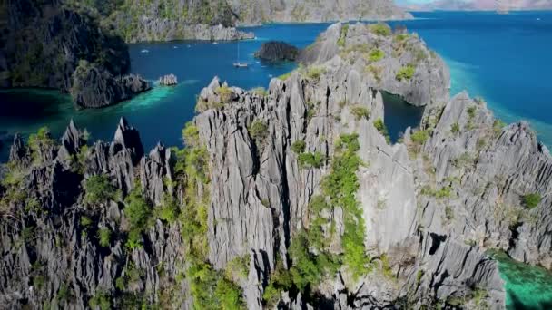 4Kドローンビデオ 美しい崖 コロン パラワンフィリピンでツインラグーン上を飛行 — ストック動画