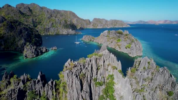 Video Drone Terbang Atas Twin Lagoon Dengan Tebing Yang Indah — Stok Video