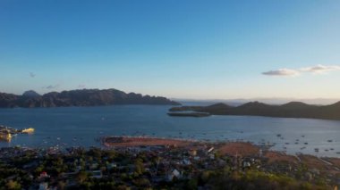 4K Hava Aracı video Tapyas Dağı Coron Town, Busuanga, Palawan, Filipinler 'de gün batımında