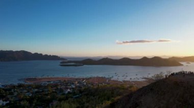 4K Hava Aracı video Tapyas Dağı Coron Town, Busuanga, Palawan, Filipinler 'de gün batımında