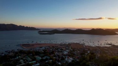 4K Hava Aracı video Tapyas Dağı Coron Town, Busuanga, Palawan, Filipinler 'de gün batımında