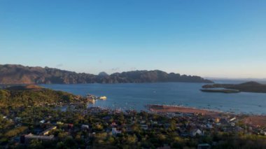 4K Hava Aracı video Tapyas Dağı Coron Town, Busuanga, Palawan, Filipinler 'de gün batımında