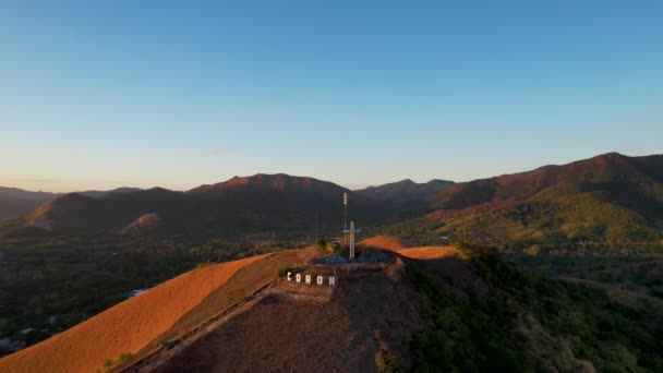 Aerial Drone Video Mount Tapyas Στο Ηλιοβασίλεμα Στην Πόλη Coron — Αρχείο Βίντεο