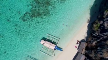 4K Hava Aracı güzel beyaz kumlu Banul Sahili, Coron, Palawan, Filipinler