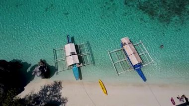 4K Hava Aracı güzel beyaz kumlu Banul Sahili, Coron, Palawan, Filipinler