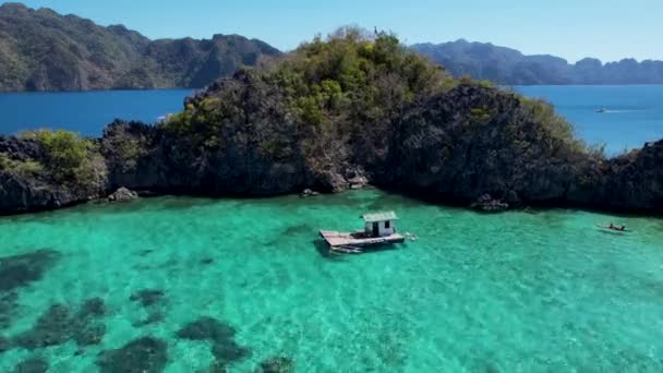 青い海に囲まれたボートが付いているSiete Pecados Siete の航空無人機のビデオ コロン パラワン フィリピン — ストック動画