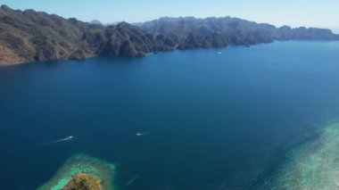 Siete Pecados Siete 'nin mavi denizle çevrili 4K hava aracı videosu. Coron, Palawan. Filipinler.