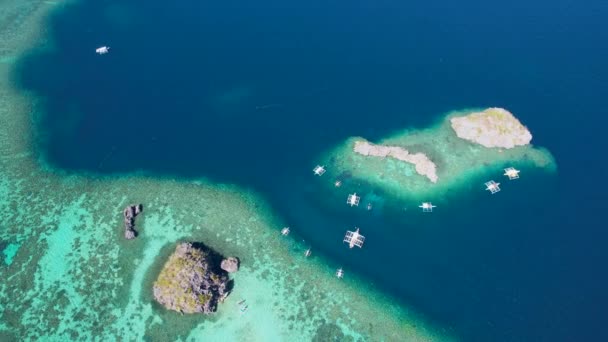 青い海に囲まれたボートが付いているSiete Pecados Siete の航空無人機のビデオ コロン パラワン フィリピン — ストック動画